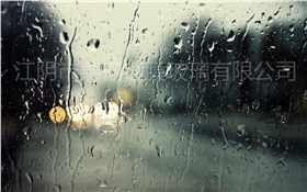 暴雨天，當(dāng)玻璃遇上霉斑